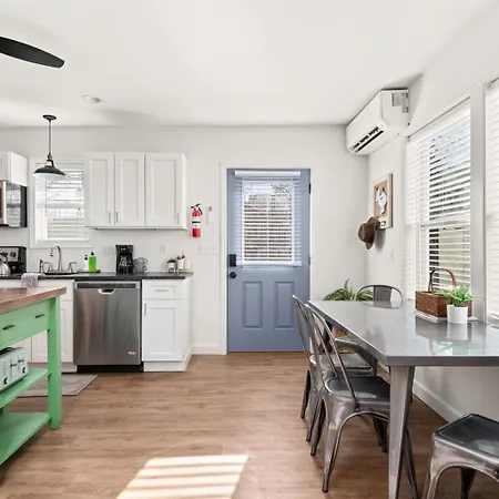 Private With Fenced Yard In Walkable East Holiday home Nashville