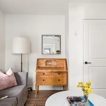 Private With Fenced Yard In Walkable East Holiday home