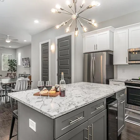 Cypress - Private Rooftop Patio - Mins To Broadway Holiday home *