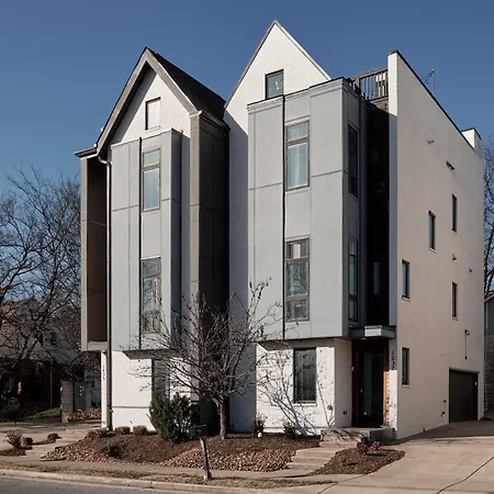 Holiday home Perfect Cma Fest Hq, Rooftop 10 Mins To Downtown, Garage, Ping Pong, Karaoke, Axe Throwing, Shuffleboard, 10 Mins To Broadway, 5 Mins To Five Points, Perfect For Bachelors Or Bachelorettes, 24 Hr Hospitality *