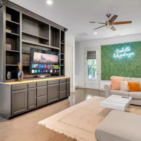 Holiday home Rooftop, Large Backyard, Fire Pit, Near Downtown Nashville