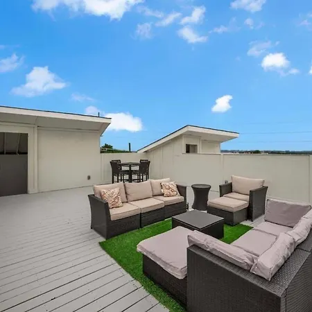 Holiday home Rooftop, Large Backyard, Fire Pit, Near Downtown