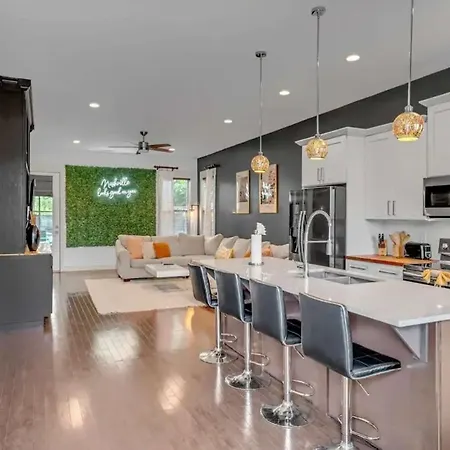 Holiday home Rooftop, Large Backyard, Fire Pit, Near Downtown Nashville