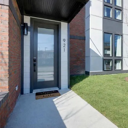 Holiday home The Sunflower - Mins To Broadway And Rooftop Patio! *