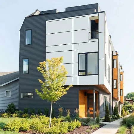 Dual Homes Rooftop Deck In Downtown *