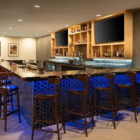 Hotel Delta By Marriott Airport 3*