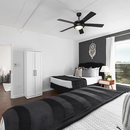 To The Stars On Music Row With Pool And Free Parking Holiday home