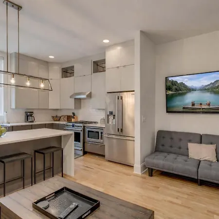 Holiday home 5 Min Uber To Downtown - 2 Car Gargage - Rooftop