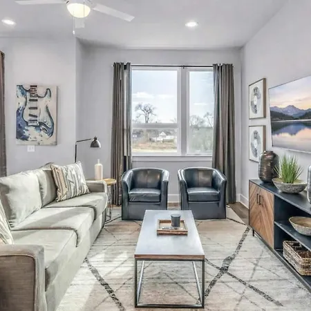 Spacious Nash For 12 Near Broadway *