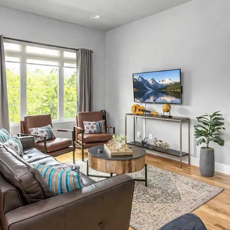 Spacious Sleeps 12 Rooftop Lounge Holiday home Nashville