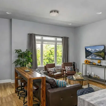 Spacious Sleeps 12 Rooftop Lounge *
