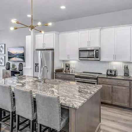 Spacious Nash For 12 Near Broadway Nashville