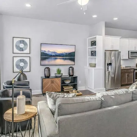 Spacious Nash For 12 Near Broadway *