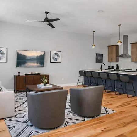 Spacious Nash For 12 Guests With Rooftop Views And Hot Tub *