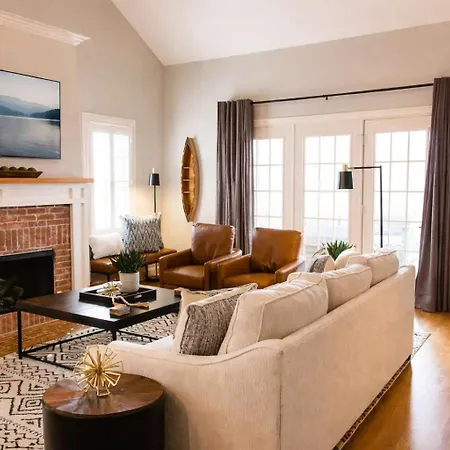 Sprawling Sylvan Park Estate Holiday home Nashville