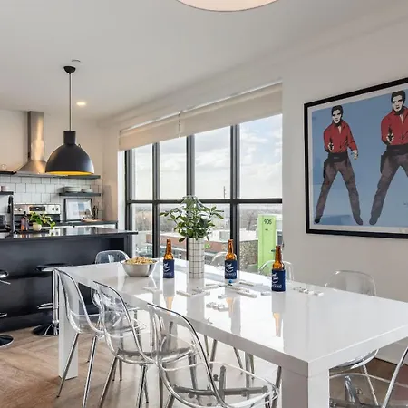 Holiday home The Double Shot: Dual-suite Bachelor Retreat By Avantstay
