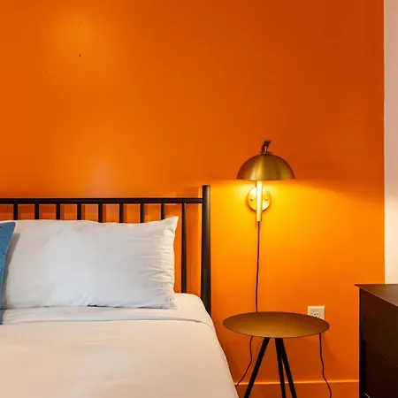 The Double Shot: Dual-suite Bachelor Retreat By Avantstay Holiday home