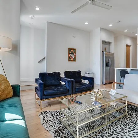 1 Mi To General: Upscale Townhome Holiday home