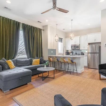 The Velvet Vinyl- Private Rooftop & Near Broadway Holiday home *