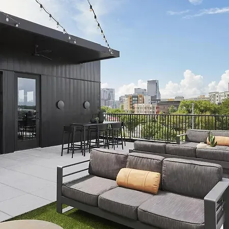 Holiday home Petal & Palm-rooftop Patio & Gym-mins To Broadway *
