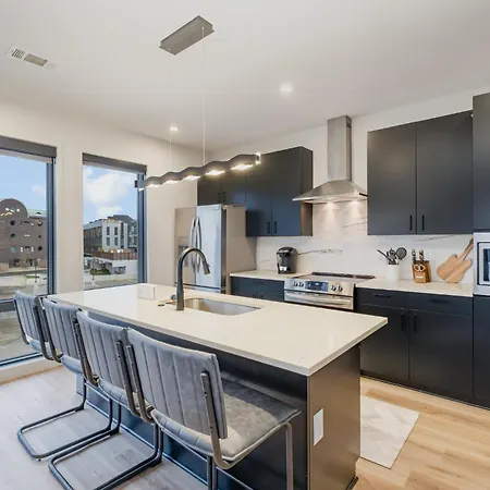 Modern West End For 6 Shared Pool & Gym Nashville