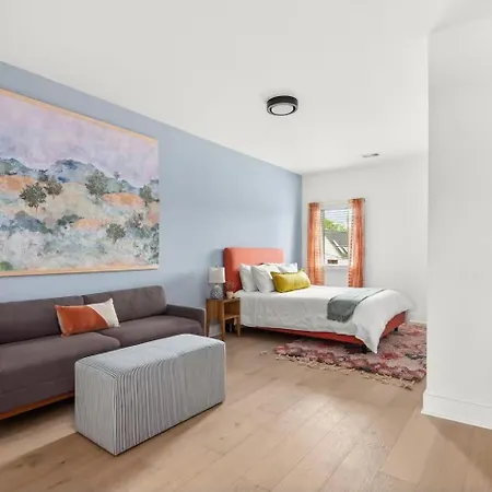 Holiday home True Hue - Private Patio - Mins To Broadway *
