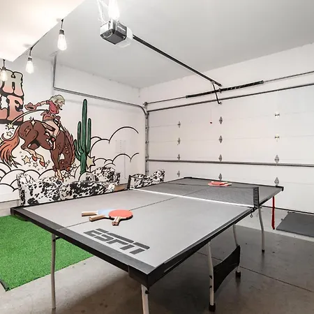 Outlaw-rooftop Patio & Game Room-mins To Broadway Holiday home