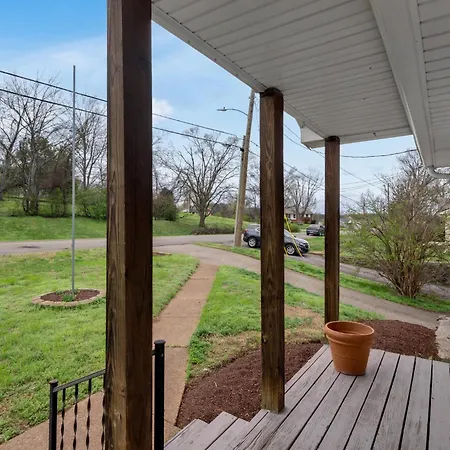 The Cornish Classic - Cozy Ranch Near Downtown Nashville