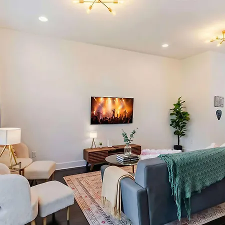 Rooftop Views & Patio Lounge Near Downtown Holiday home