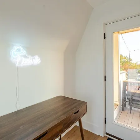 Holiday home Rooftop Retreat & Skyline Views *