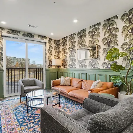 Petal & Palm-rooftop Patio & Gym-mins To Broadway Holiday home