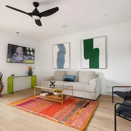 Holiday home True Hue - Private Patio - Mins To Broadway *