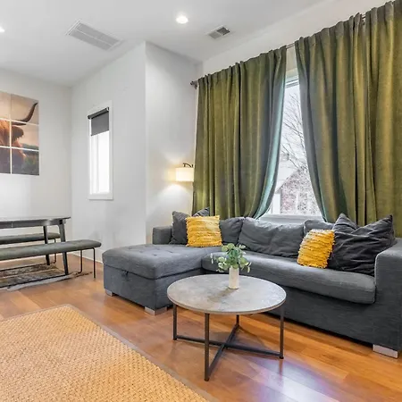 Holiday home The Velvet Vinyl- Private Rooftop & Near Broadway *
