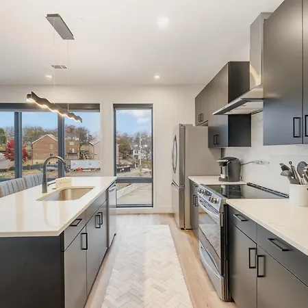 Modern West End For 6 Shared Pool & Gym Holiday home *
