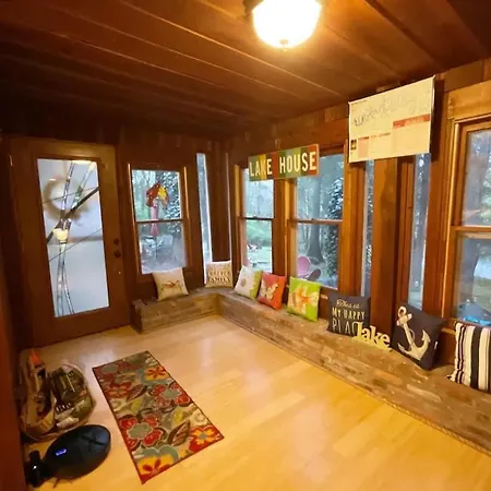 Holiday home Cozy Waterfront With Fire Pit Nashville