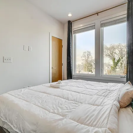 1 Mi To General: Upscale Townhome Holiday home
