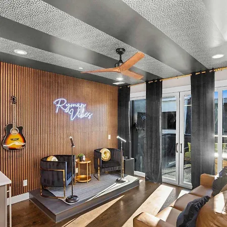 Luxury Gated Duo Sleeps 24 Karaoke & Rooftop Nashville