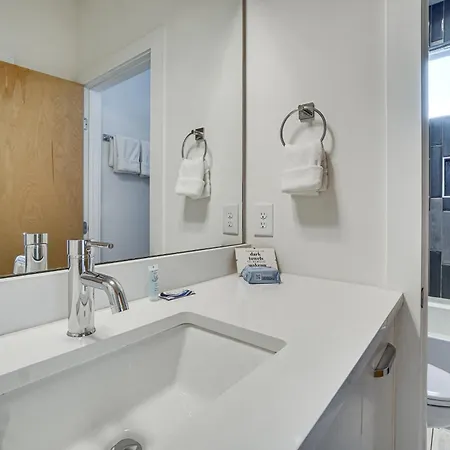 1 Mi To General: Upscale Townhome Holiday home *