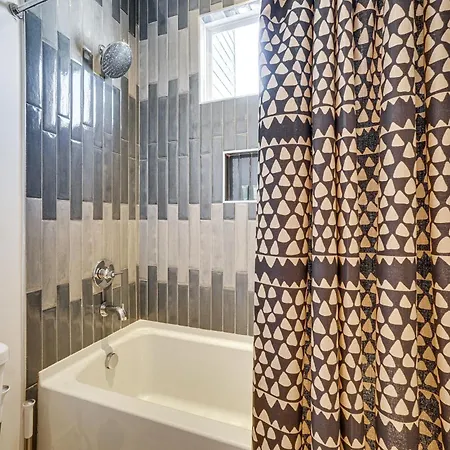 1 Mi To General: Upscale Townhome