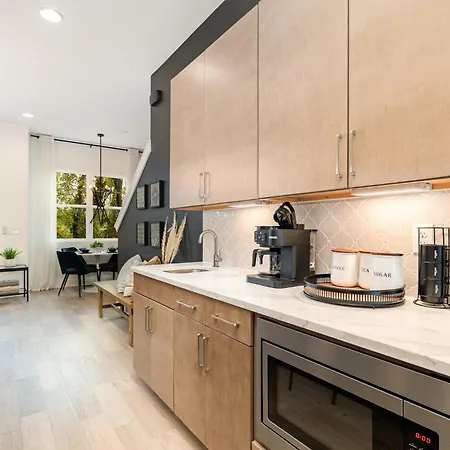 Holiday home Outlaw-rooftop Patio & Game Room-mins To Broadway *