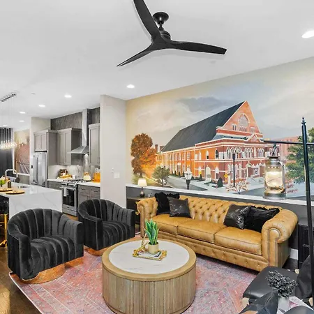 Holiday home Luxury Gated Duo Sleeps 24 Karaoke & Rooftop Nashville