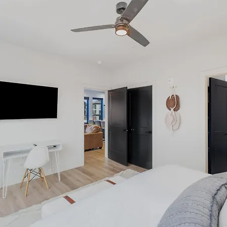 Modern West End For 6 Shared Pool & Gym Holiday home *