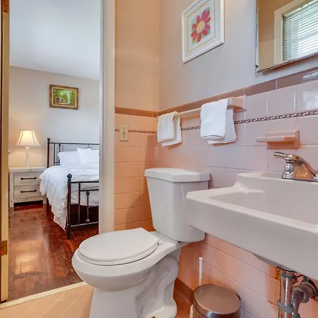 Holiday home 5 Mi To Broadway Fun! Group-ready *