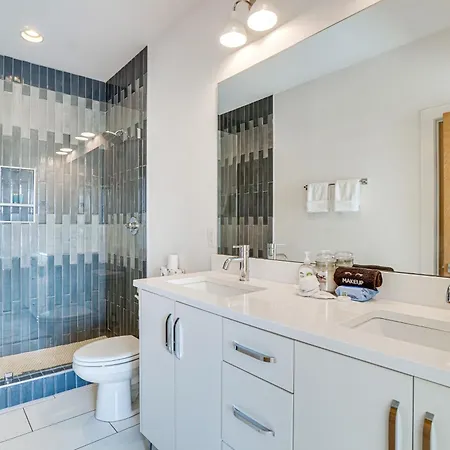 1 Mi To General: Upscale Townhome Nashville