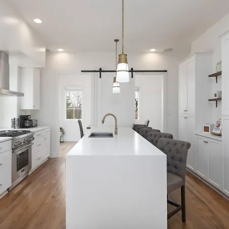 Townhome With Rooftop Garage Pool Table By Belmont And Vanderbilt Holiday home *