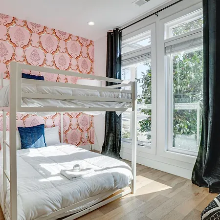 1 Mi To General: Upscale Townhome Holiday home