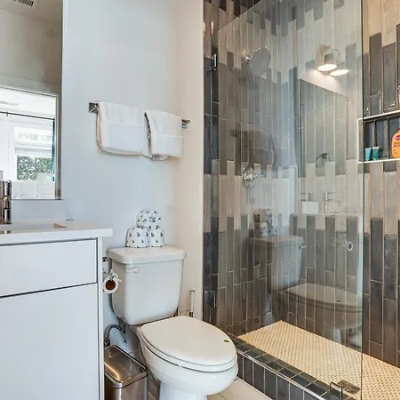 1 Mi To General: Upscale Townhome Holiday home