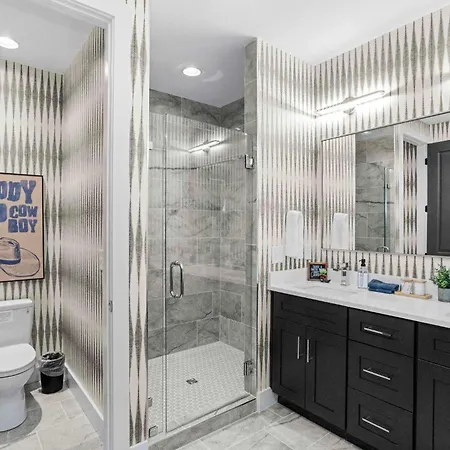 Luxury Gated Duo Sleeps 24 Karaoke & Rooftop Holiday home