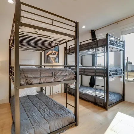 1 Mi To General: Upscale Townhome Nashville