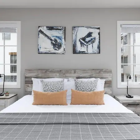 Townhome With Rooftop Garage Pool Table By Belmont And Vanderbilt Holiday home Nashville
